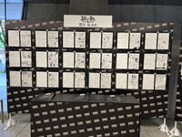 小学館ビル1階の玄関風除室にて開催されている「創刊65周年記念 少年サンデー絵コンテ・ネーム展」の様子。