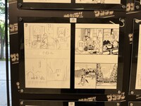 小学館ビル1階の玄関風除室にて開催されている「創刊65周年記念 少年サンデー絵コンテ・ネーム展」の様子。