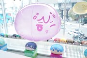 「おまんじゅうにぎにぎマスコット10th Birthday Party POP UP SHOP」に浮かぶおまんじゅうバルーン。
