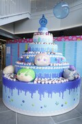 ハラカドの「おまんじゅうにぎにぎマスコット10th Birthday Party POP UP SHOP」に用意された巨大なおまんじゅうケーキ。