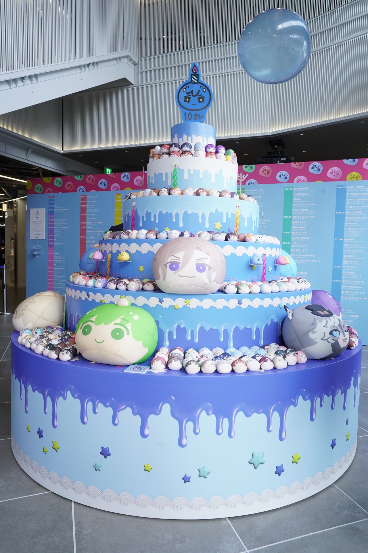 ハラカドの「おまんじゅうにぎにぎマスコット10th Birthday Party POP UP SHOP」に用意された巨大なおまんじゅうケーキ。