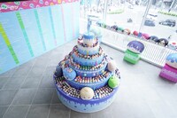 ハラカドに登場した「おまんじゅうにぎにぎマスコット10th Birthday Party POP UP SHOP」の展示の様子。