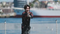 TVアニメ「ネガポジアングラー」釣りロケ動画より、石川界人。