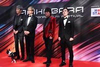 「ニンジャバットマン」チーム。左から音響監督の岩浪美和、バットマン役の山寺宏一、音楽の菅野祐悟、里見哲郎プロデューサー。