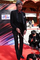 レッドカーペットを歩く岩浪美和と愛犬。