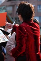 サインに応える菅野祐悟。