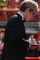 サインに応える山寺宏一。