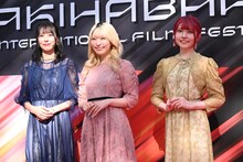 「アイドルマスター シャイニーカラーズ 2nd season」より、左から風野灯織役の近藤玲奈、櫻木真乃役の関根瞳、八宮めぐる役の峯田茉優。