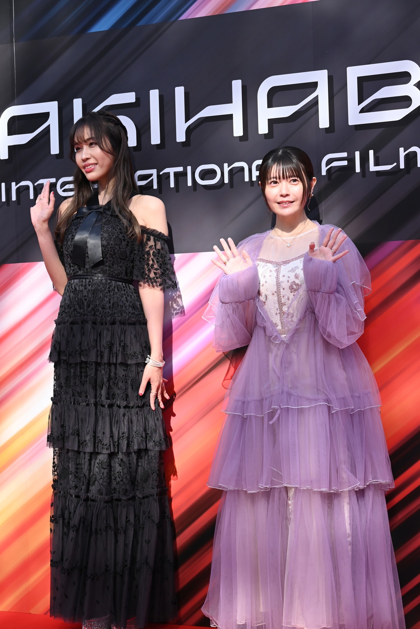 左から結城アイラ、竹達彩奈。