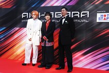 左から蒼井翔太、寺島惇太、菱田正和総監督。