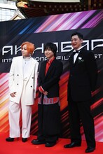左から蒼井翔太、寺島惇太、菱田正和総監督。