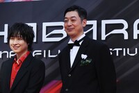 左から寺島惇太、菱田正和総監督。