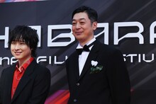 左から寺島惇太、菱田正和総監督。