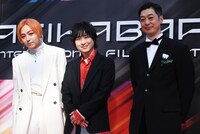 「KING OF PRISM -Dramatic PRISM.1-」チーム。左から如月ルヰ役の蒼井翔太、一条シン役の寺島惇太、菱田正和総監督。