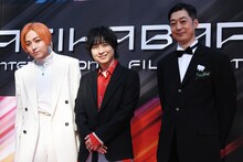 「KING OF PRISM -Dramatic PRISM.1-」チーム。左から如月ルヰ役の蒼井翔太、一条シン役の寺島惇太、菱田正和総監督。