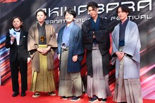 「青のミブロ」チーム。左から中田博也プロデューサー、音楽を手がける林ゆうき、	ちりぬにお役の梅田修一朗、土方歳三役の阿座上洋平、沖田総司役の小野賢章。