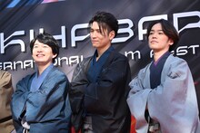 左から梅田修一朗、阿座上洋平、小野賢章。