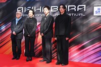 左から元生茂樹プロデューサー、黒田こらん、田中洸希、中村竜大。