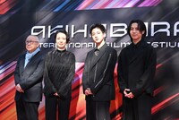 「『雲のむこう、約束の場所』スペシャル・リーディング・オーケストラ・コンサート」チーム。左から元生茂樹プロデューサー、白川美子役の黒田こらん、橋本昇役の田中洸希、白川拓也役の中村竜大。