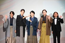 「青のミブロ」より、左から沖田総司役の小野賢章、土方歳三役の阿座上洋平、ちりぬにお役の梅田修一朗、音楽を手がける林ゆうき、中田博也プロデューサー。