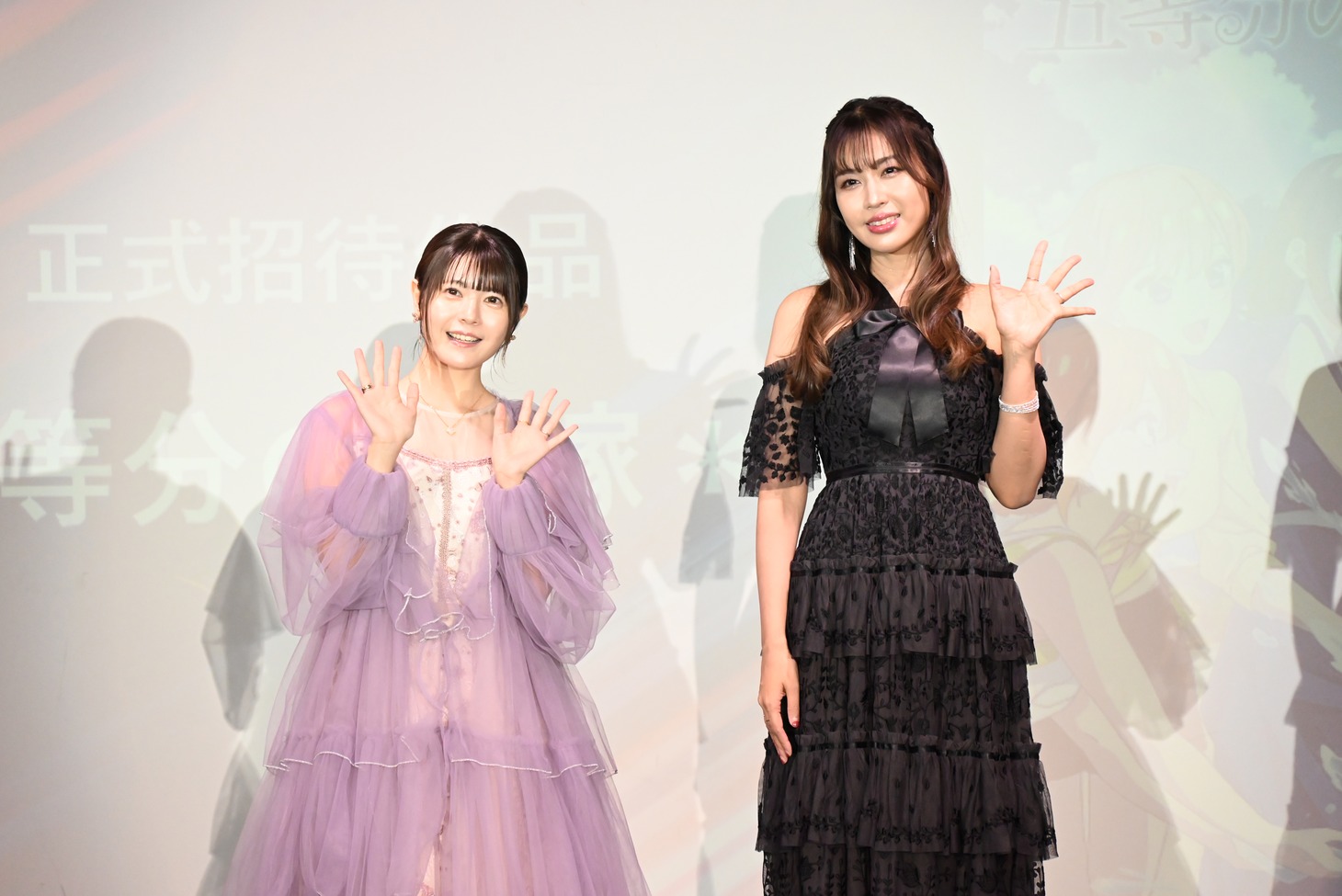 「五等分の花嫁＊」より、左から中野二乃役の竹達彩奈、楽曲の歌詞を手がける結城アイラ。