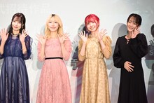 「アイドルマスター シャイニーカラーズ 2nd season」より、左から風野灯織役の近藤玲奈、櫻木真乃役の関根瞳、八宮めぐる役の峯田茉優、池田ななこプロデューサー。