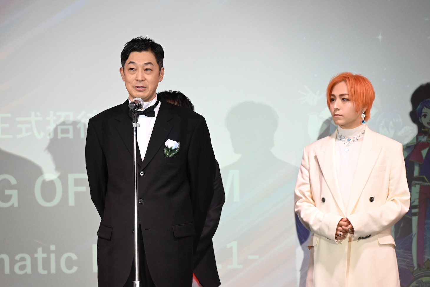 左から菱田正和総監督、蒼井翔太。