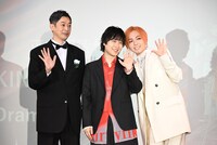 左から菱田正和総監督、寺島惇太、蒼井翔太。