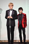 「ニンジャバットマン」より、左からバットマン役の山寺宏一、音楽の菅野祐悟。