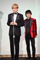 「ニンジャバットマン」より、左からバットマン役の山寺宏一、音楽の菅野祐悟。