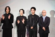 「『雲のむこう、約束の場所』スペシャル・リーディング・オーケストラ・コンサート」より、左から白川拓也役の中村竜大、白川美子役の黒田こらん、橋本昇役の田中洸希、元生茂樹プロデューサー。