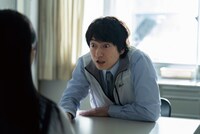 映画「遺書、公開。」場面写真。 (c)2024 映画「遺書、公開。」製作委員会　(c)陽東太郎／SQUARE ENIX