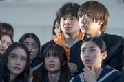 映画「遺書、公開。」場面写真。 (c)2024 映画「遺書、公開。」製作委員会　(c)陽東太郎／SQUARE ENIX