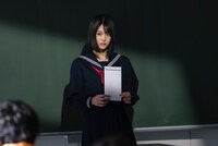 映画「遺書、公開。」場面写真。 (c)2024 映画「遺書、公開。」製作委員会　(c)陽東太郎／SQUARE ENIX