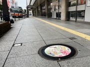 柏高島屋前に設置された「オスカルとマリー・アントワネット」のデザインマンホール蓋。