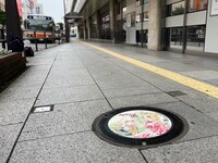 柏高島屋前に設置された「オスカルとマリー・アントワネット」のデザインマンホール蓋。