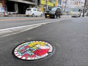 柏神社前に設置された「オスカル」のデザインマンホール蓋。