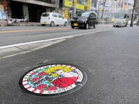 柏神社前に設置された「オスカル」のデザインマンホール蓋。