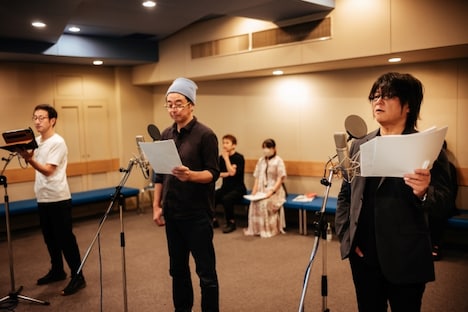 ショートアニメ「さとりいぬ」で声優を務めるよゐこ有野（中央）