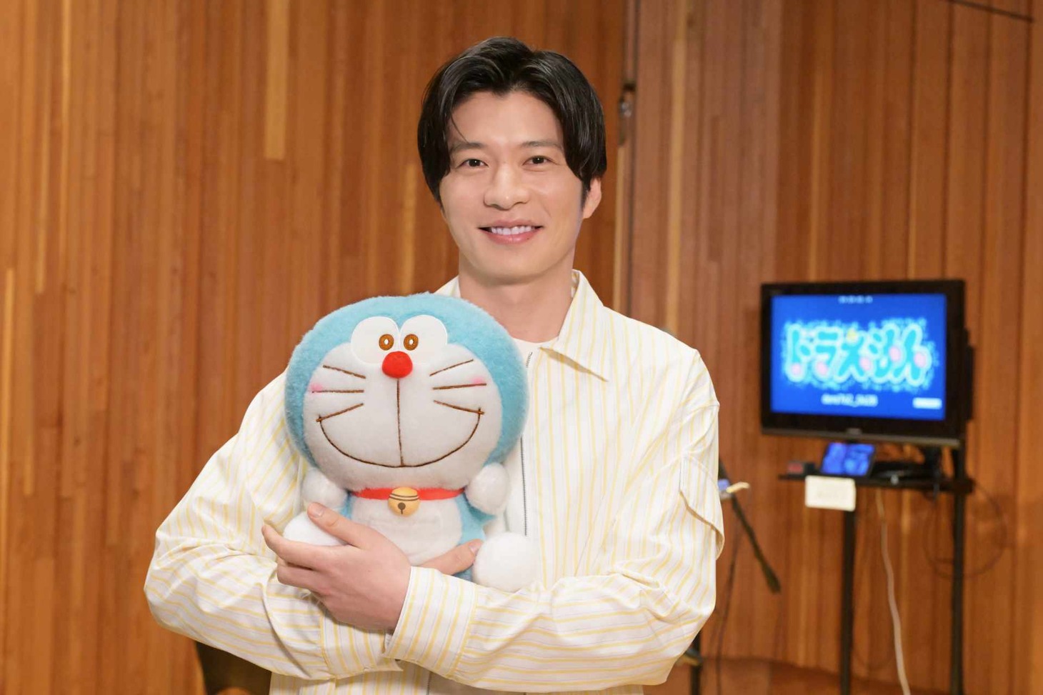 ドラえもんを抱く田中圭。