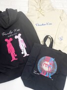 左からプリントパーカー、キャンバストートバッグ