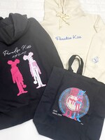 左からプリントパーカー、キャンバストートバッグ