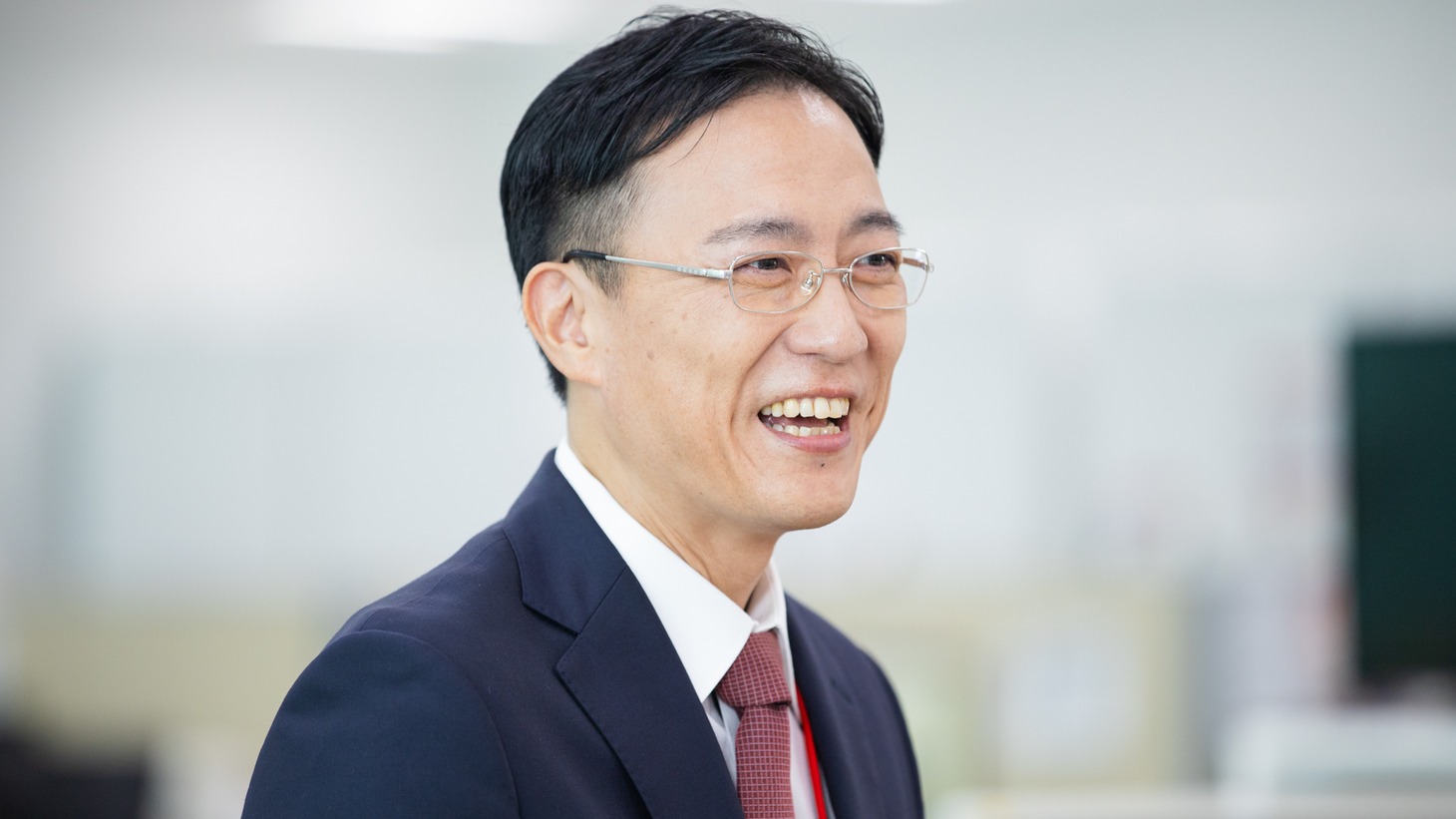 しおつかこうへい扮するオカダ主任。 (c)新久千映／コアミックス (c)2025「ワカコ酒8」製作委員会