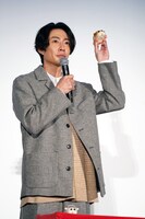 モルカーのポテトを手にする相葉雅紀。