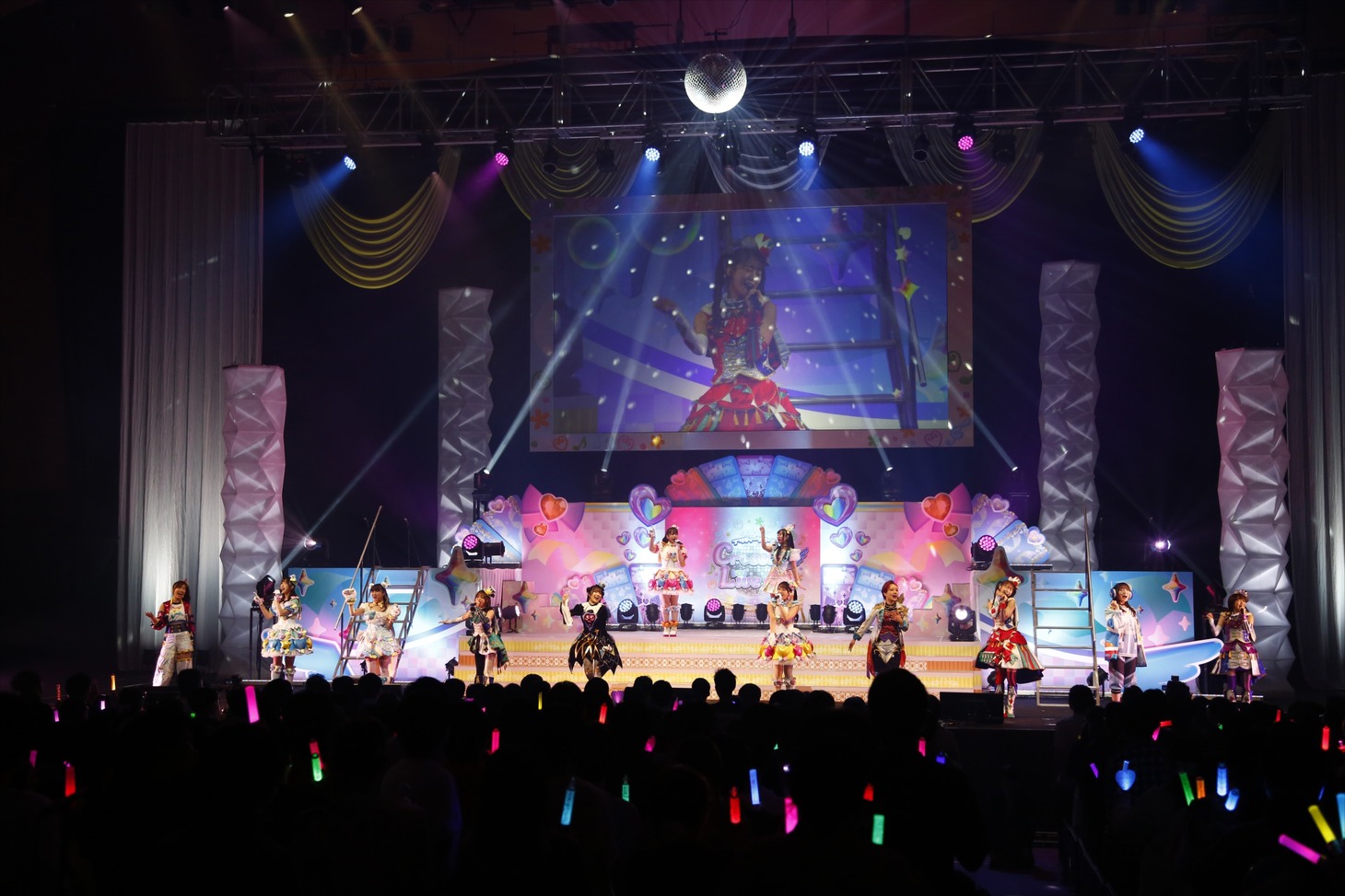 「プリティーシリーズ Crossing Live 2024」の模様。