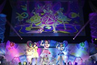 左から鈴風つむぎ役の久保ユリカ、星川みつき役の平塚紗依、青空ひまり役の藤寺美徳。