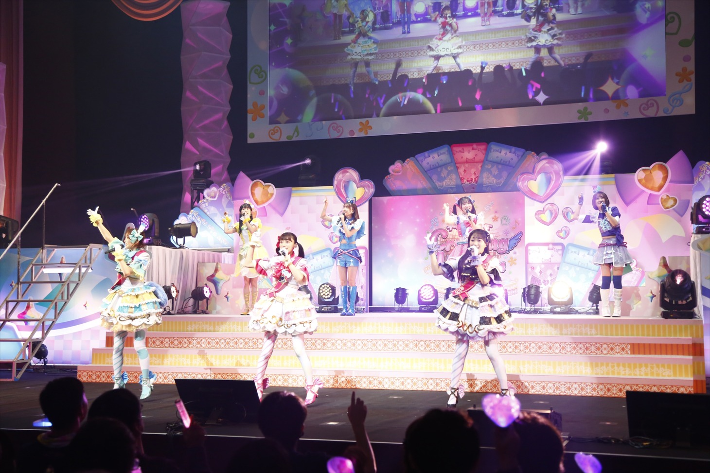 「HAPPYぱLUCKY」の歌唱シーン。