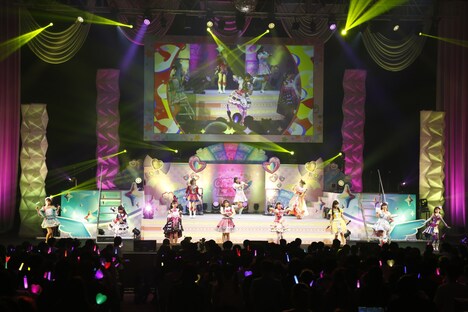 「オムオムライス」の歌唱シーン。