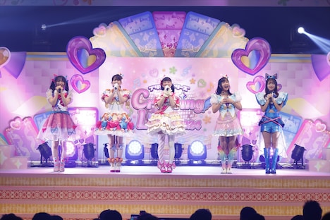 左から青空ひまり役の藤寺美徳、桃山みらい役の林鼓子、真中らぁら役の茜屋日海夏、陽比野まつり役の廣瀬千夏、星川みつき役の平塚紗依。