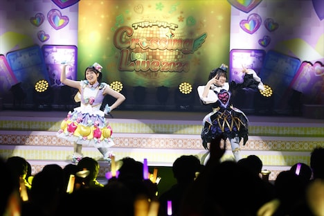 左から萌黄えも役の久保田未夢、心愛れもん役の鈴木杏奈。